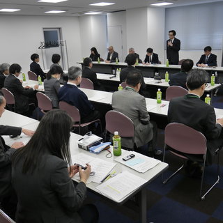 ６課題22項目にわたる労働行政に対する要請書を手交