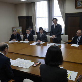 県に５課題２８項目４５問にわたる２０２０年度予算編成に向けた政策・制度に関する要求書を手交