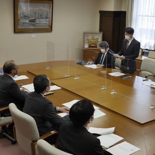 富山県から政策・制度要求の回答書を手交