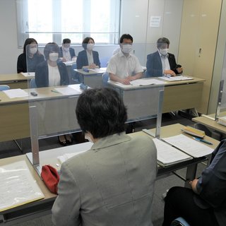 「貧困」「失業」「育児・介護」「ハラスメント」など４課題１３項目にわたる要請書を労働局へ提出