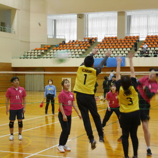 ４年ぶりに３０回目となる富山県勤労者「ふれあい」ビーチボール大会を開催